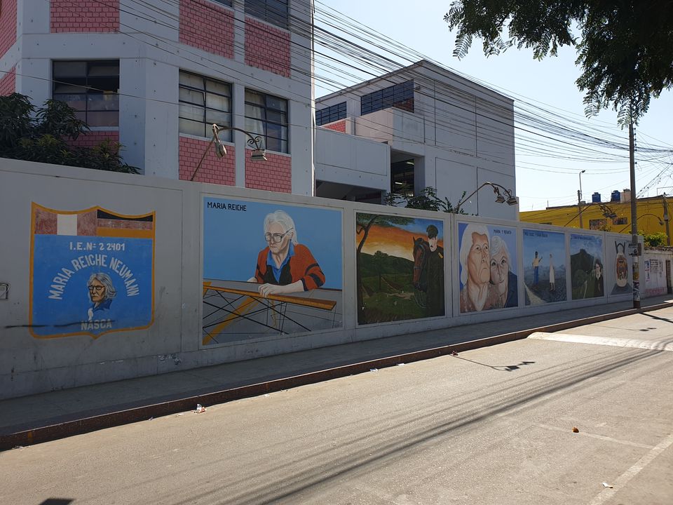 De muurschilderingen over de carrière van Maria Reiche in Nazca