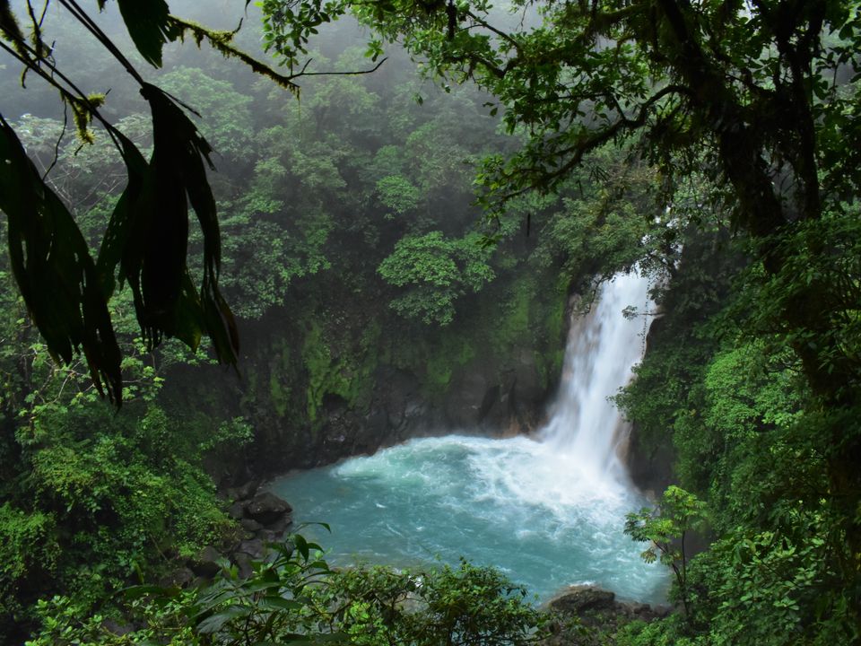 De prachtige waterval in Tenorio National Park, Costa Rica
