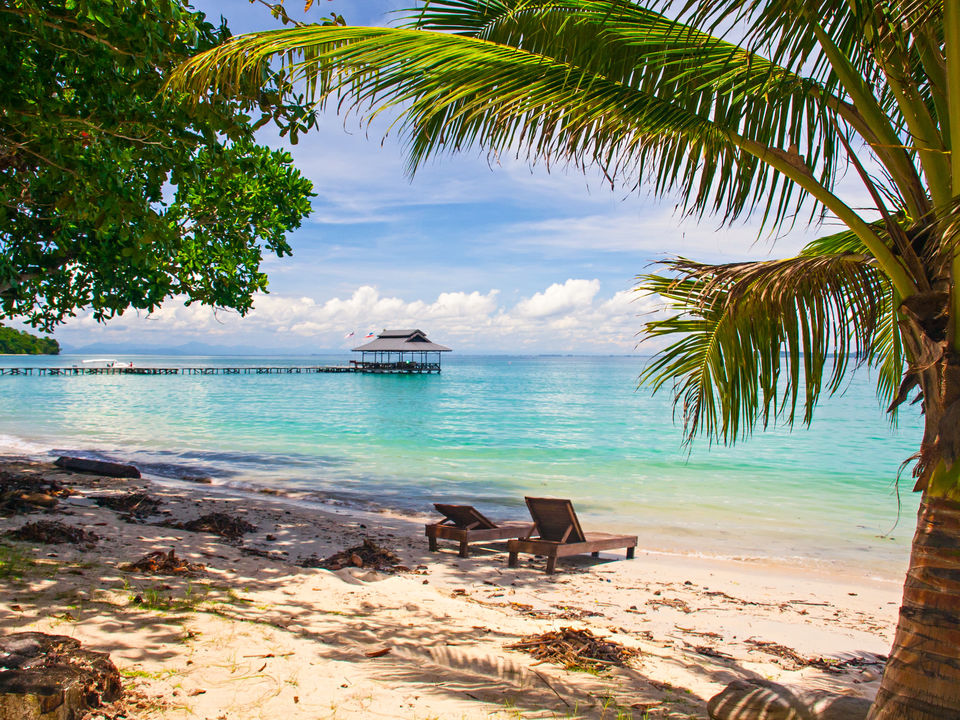 Strand en blauwe zee op Pulau Tiga