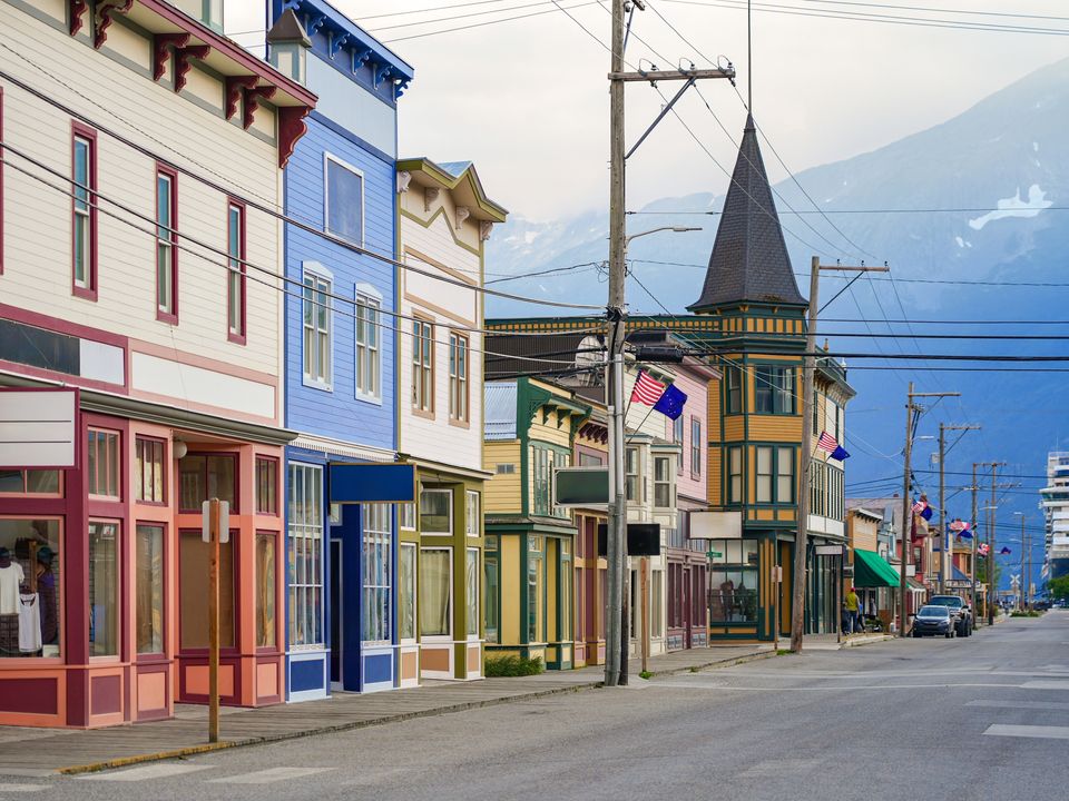 Gekleurde huisjes in goudzoekersstadje Skagway, Alaska, Amerika