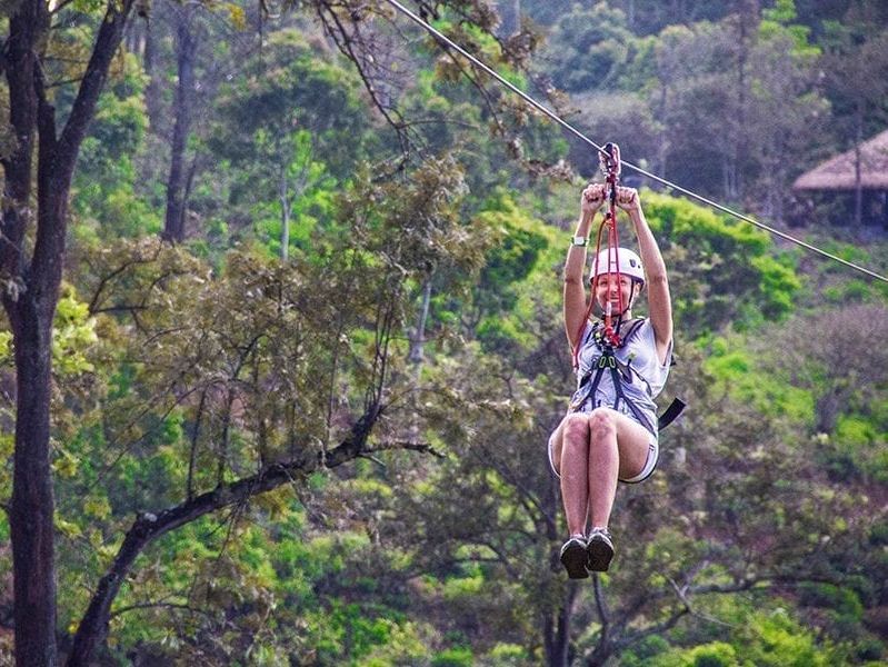 Ziplinen tussen de groene bergen bij Ella, Sri Lanka
