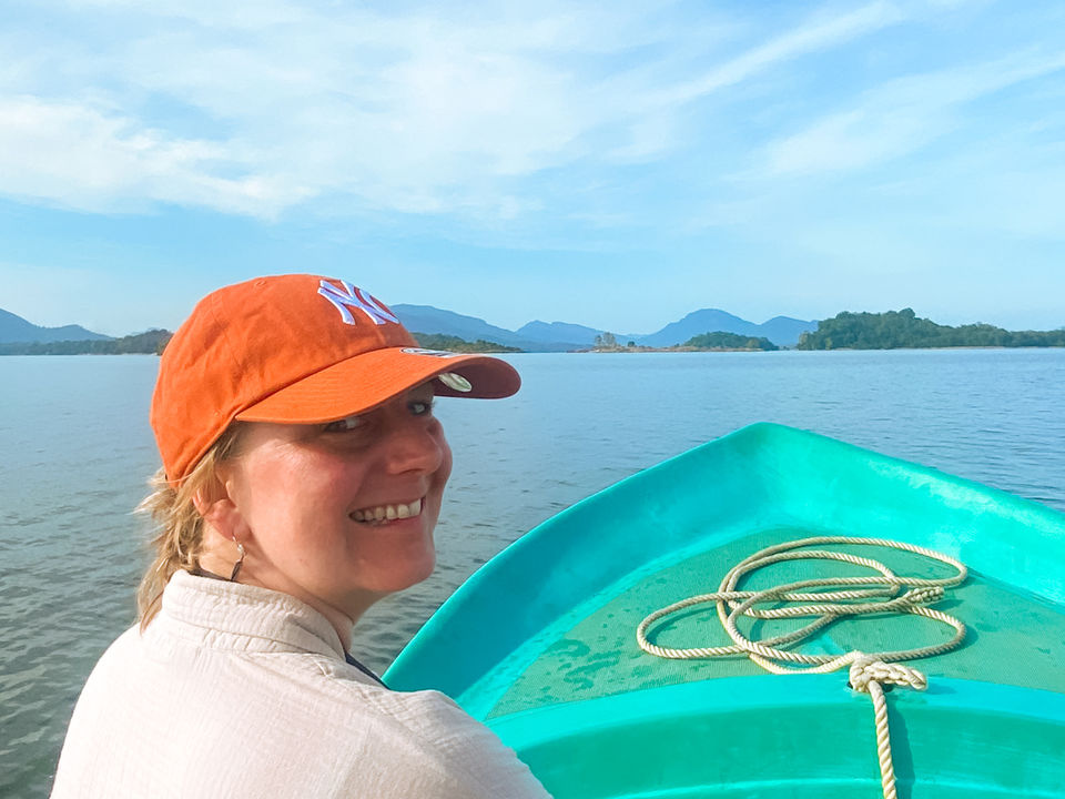 Op de boot bij Gal Oya, Sri Lanka