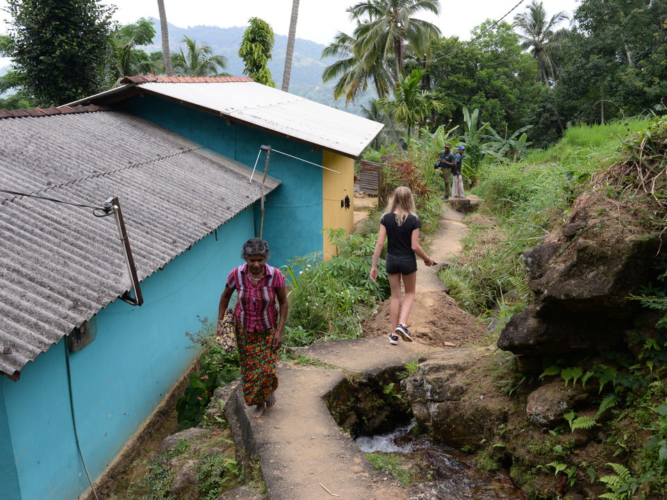 Langs eenvoudige huisjes bij Knuckle Mountain Range