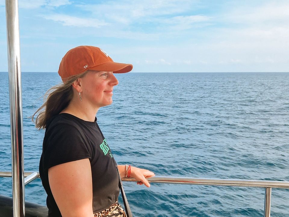 Spot walvissen tijdens een boottocht, Mirissa in Sri Lanka