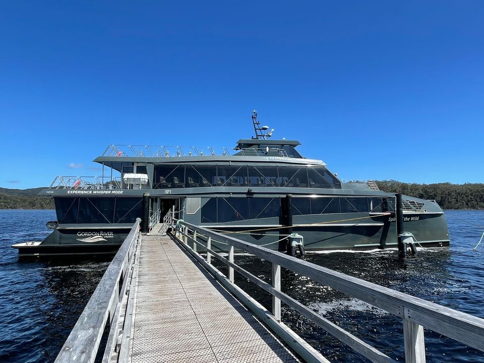 Gordon River Cruise legt aan bij Sarah Island Macquarie Harbour, Strahan, Australië