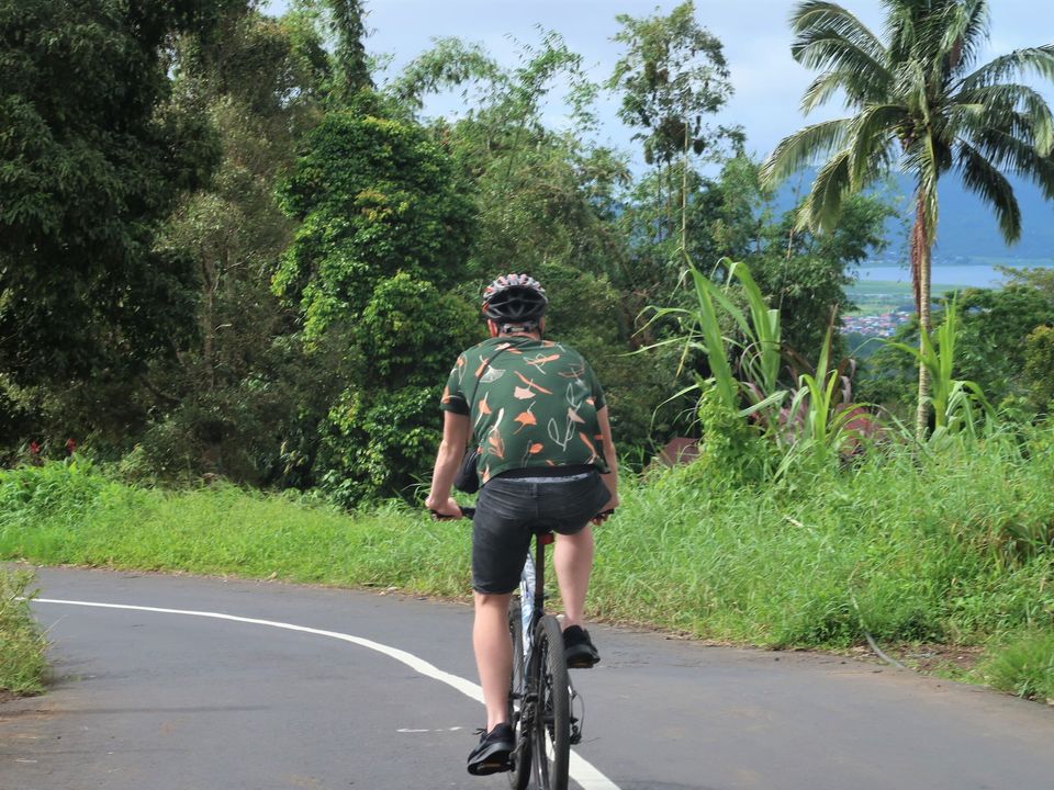 Fiets door de groene omgeving van Tomohon op Sulawesi