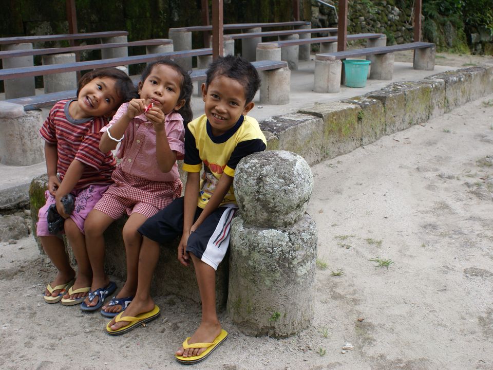 Kindjes op het Samosir eiland, Tobameer, Sumatra