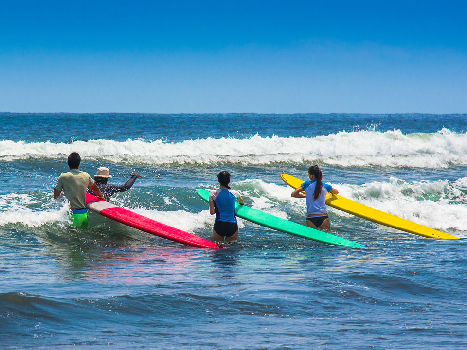 Surfen bij Santa Teresa, Costa Rica