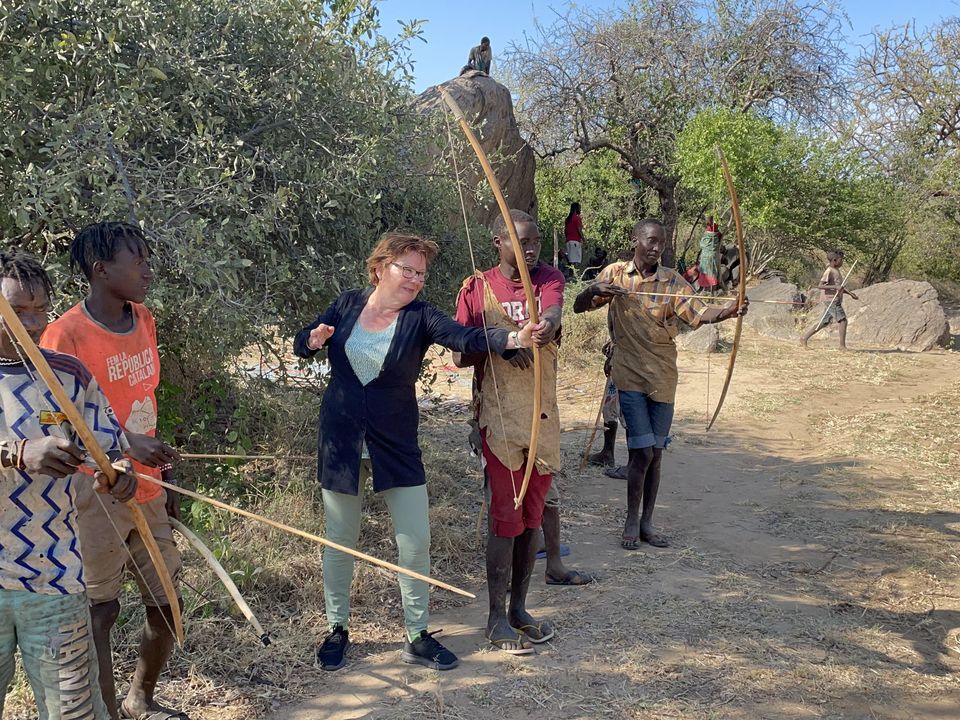 Leer schieten met pijl en boog in Tanzania