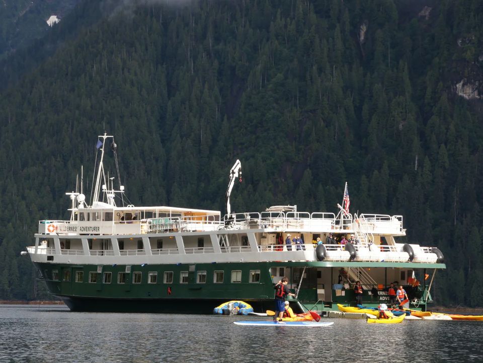 Kanovaren vanaf je expeditieschip, Alaska, Amerika