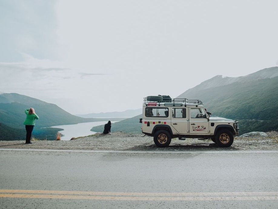 Deze fourwheeldrive tour in Ushuaia gaat over bospaden door het water en door de modder