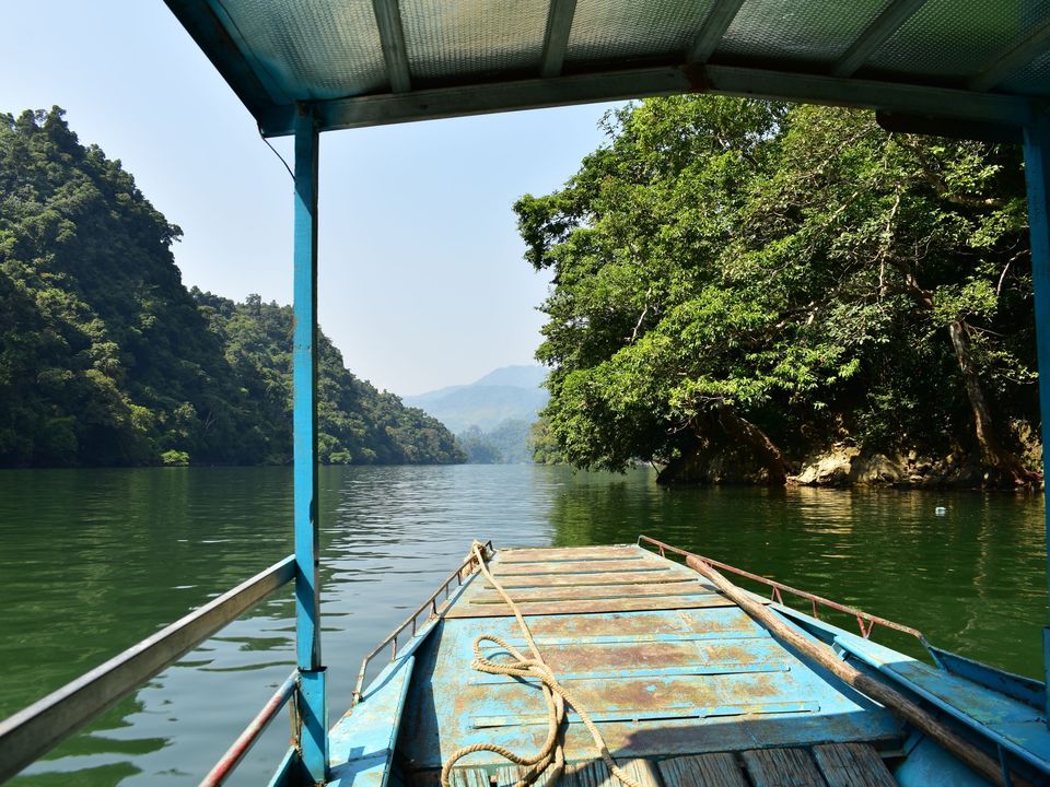 Vaar in een bootje over Ba Be Lake