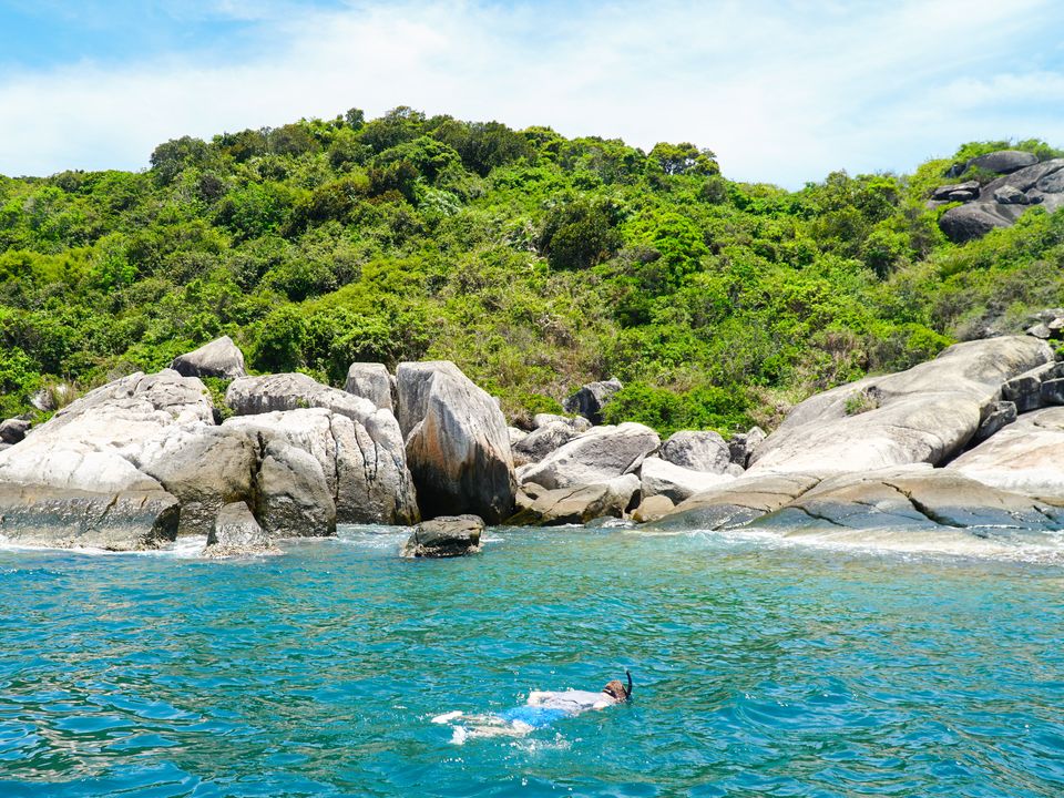 Snorkelen in het water bij Cham eiland, Vietnam