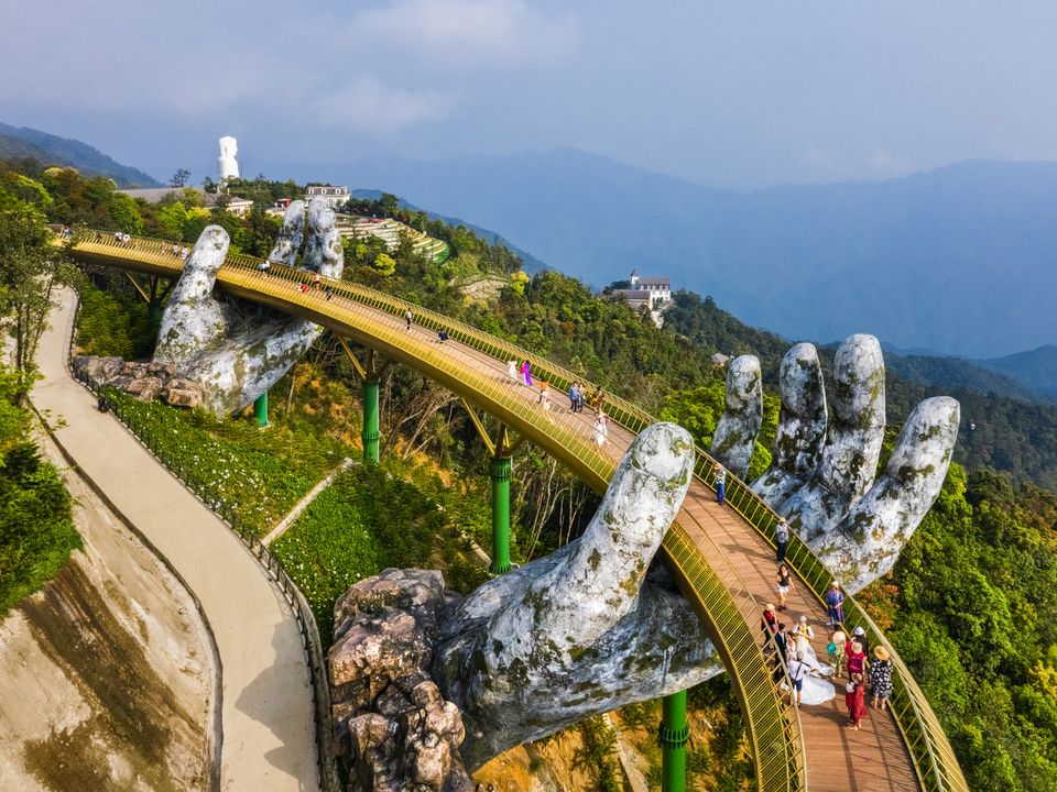 De Gouden Brug vna Hoi An naar Hue, wordt ‘gedragen’ door twee enorme betonnen handen in Hue, Vietnam