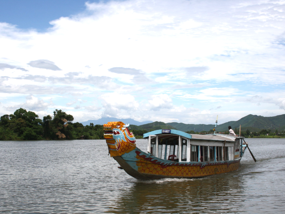 Vietnam-Hue-drakenboot