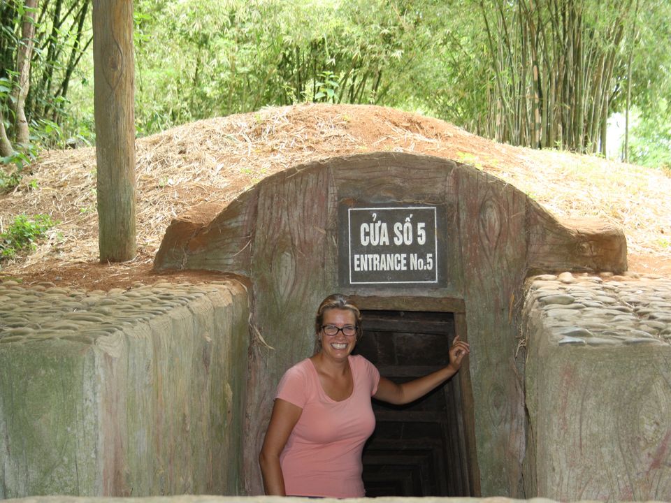 Medewerkster Gionne bij de ingang van de Vinh Moc tunnels, Vietnam