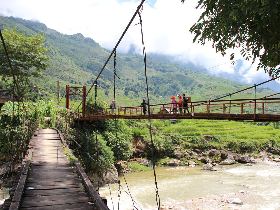 Vietnam-Sapa-loopbrug-locals