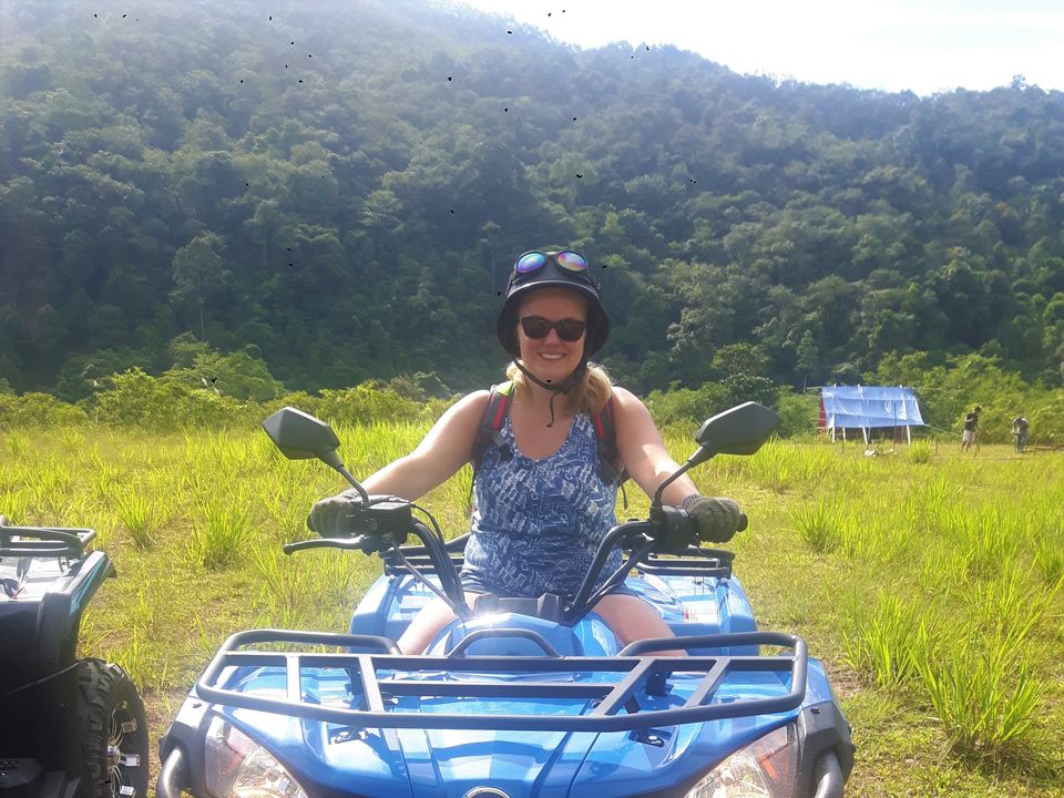 Onze collega Lara op haar quad in Kiulu, Sabah