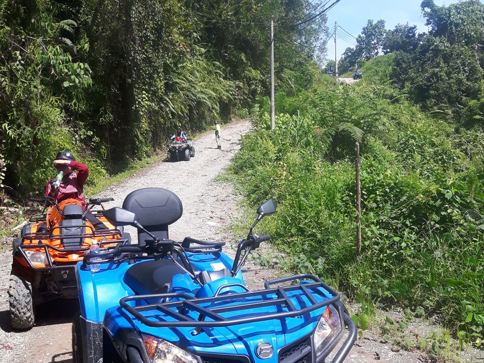 Met de quad hobbelen door Kiulu, Sabah