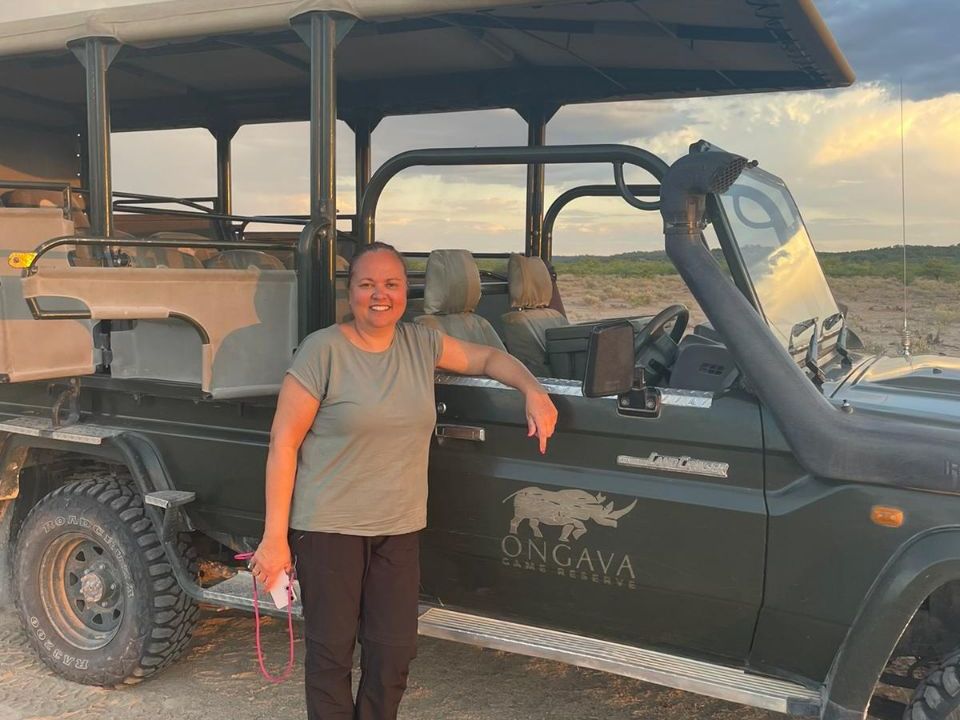 Caroline tijdens een jeepsafari in Etosha Namibië