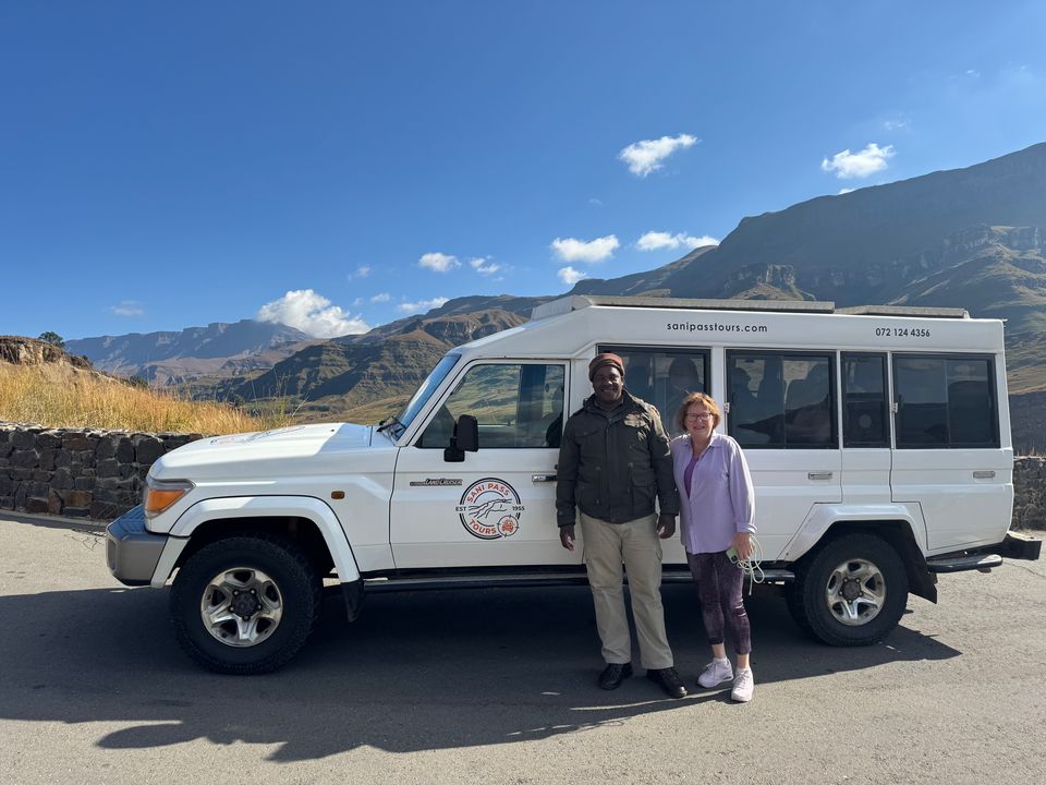 Collega Ingrid met gids Sfiso langs de Sani Pass