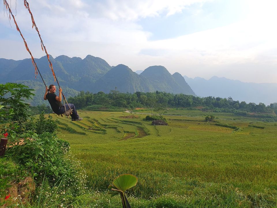 Gionne op de schommel in Noord-Vietnam