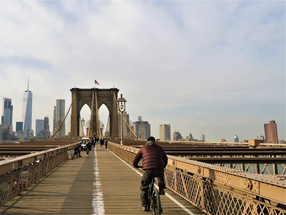 Fietsen over de Brooklyn Bridge in New York