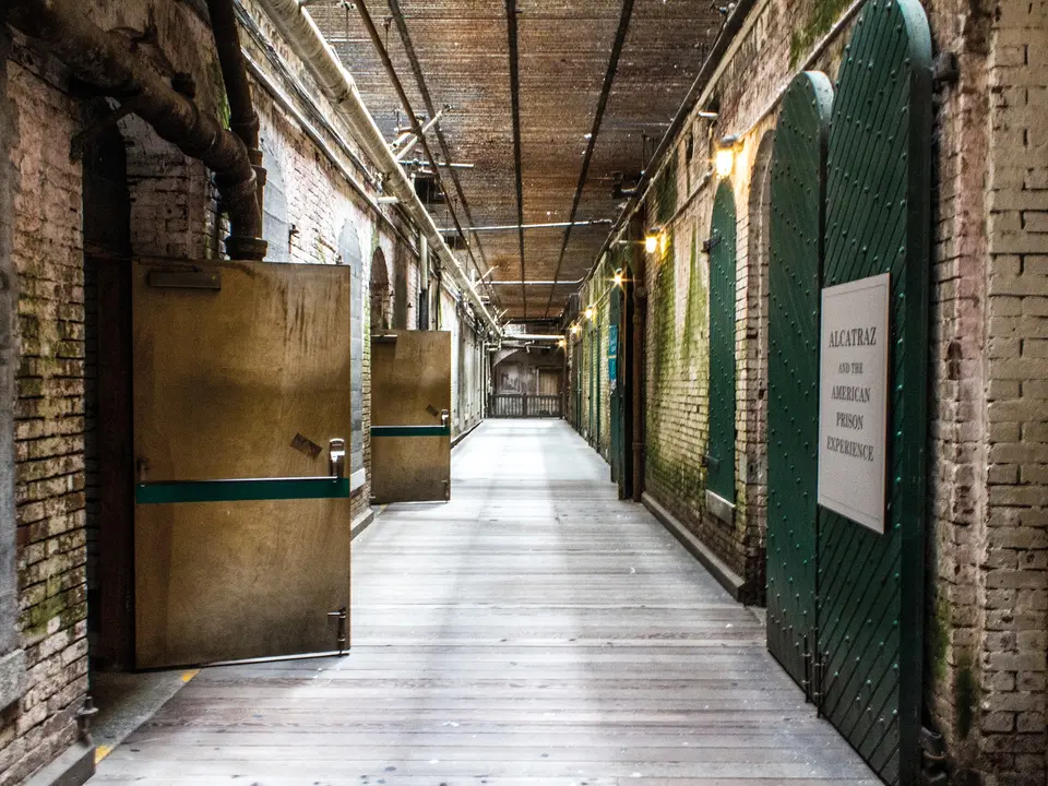 Dwaal door de gangen van de Alcatraz gevangenis in San Francisco, Amerika