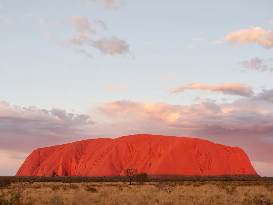 Geniet van de zon die opkomt in Uluru, Australië
