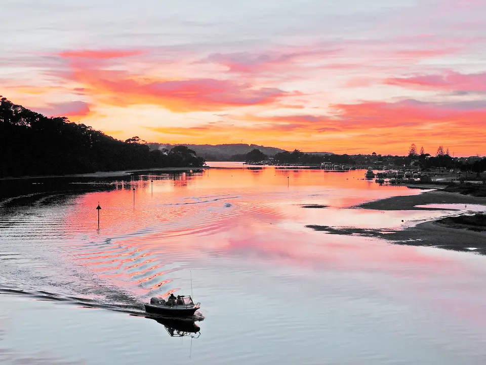 Varen over de Gippsland Lakes bij Lakes Entrance, Australië