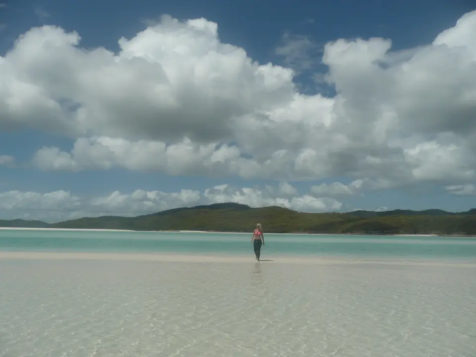 Van Verre medewerker Lisanne lopend door water Whitehaven beach