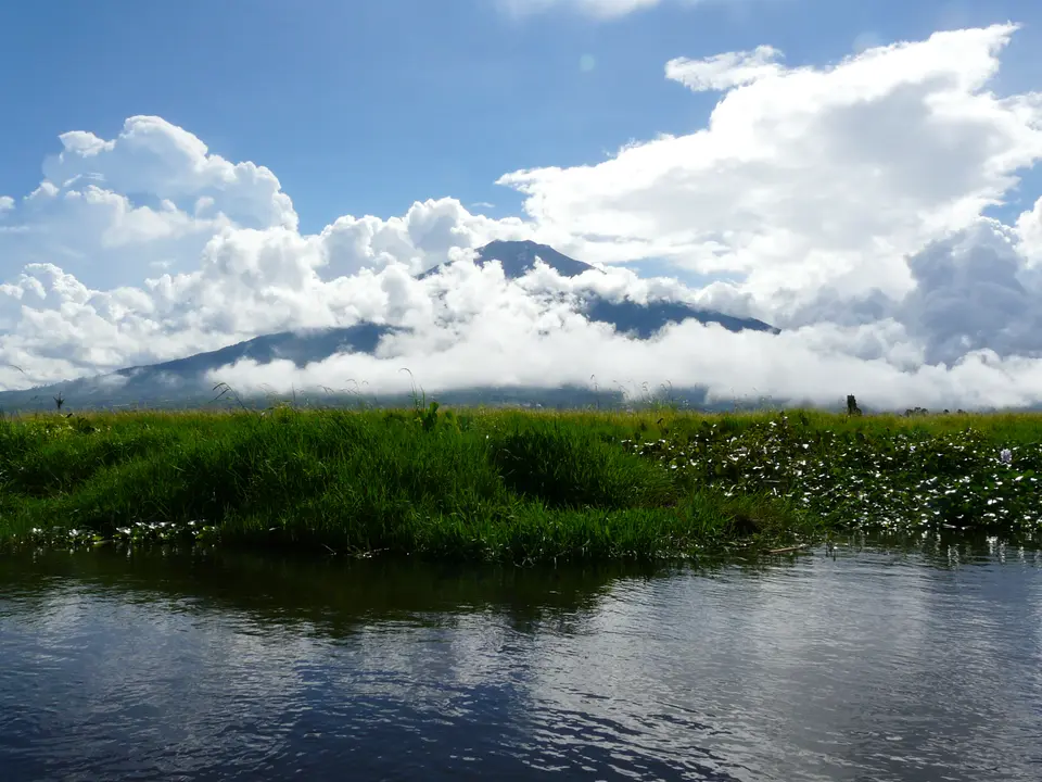 Uitzicht op de vulkaan Gunung Kerinci in het Kerinci Seblat National Park op Sumatra