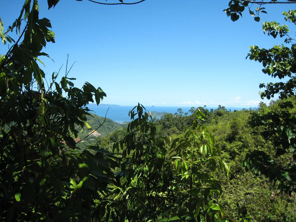 Uitzicht over het eiland Samosir en Tobameer op Sumatra