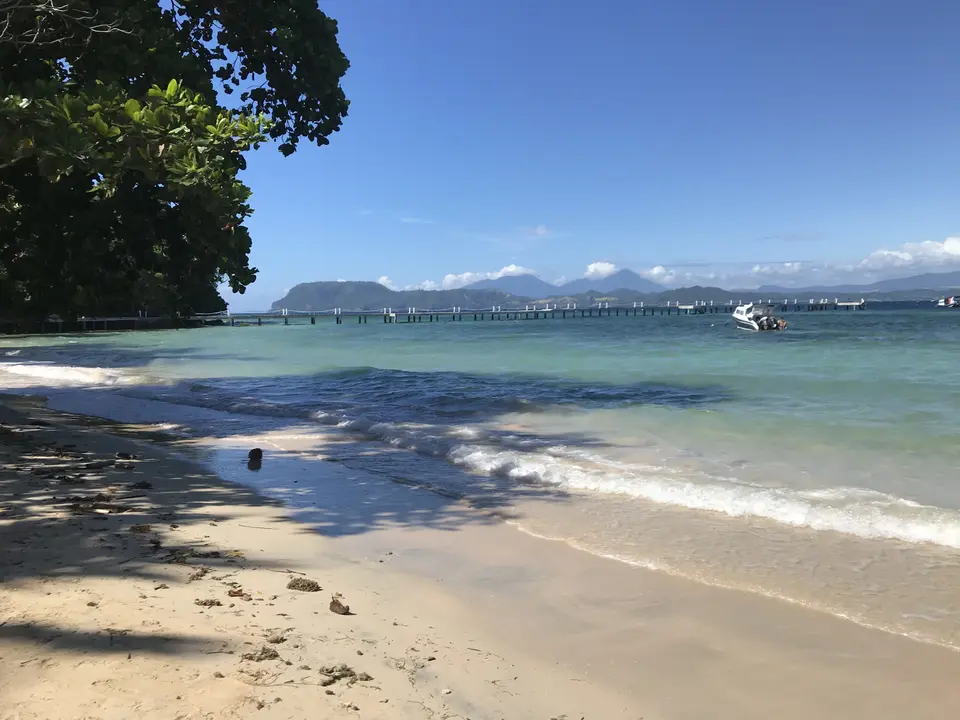 Het zandstrand bij Bastianos Dive in Bangka, Sulawesi, Indonesië