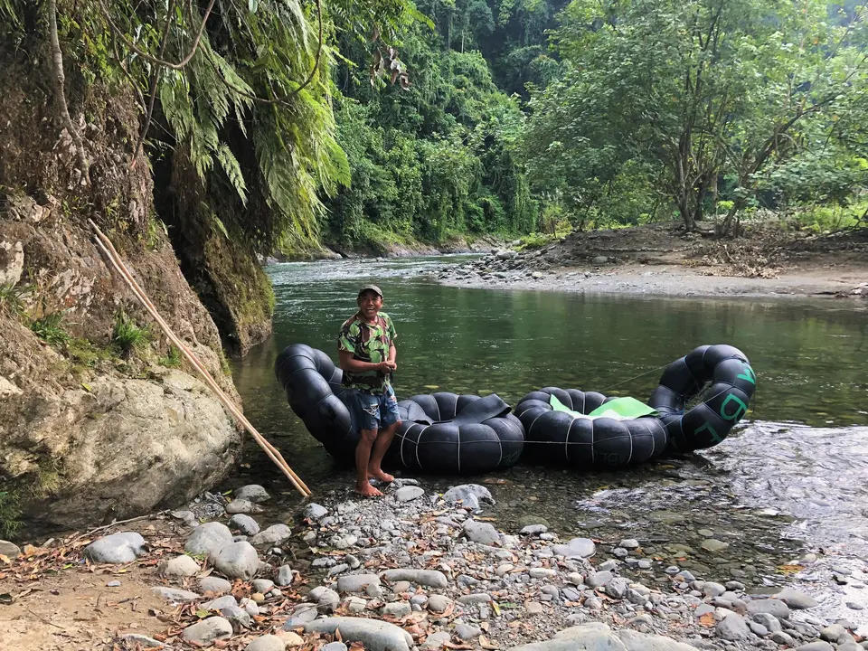 Tuben op de rivier bij Bukit Lawang op Sumatra