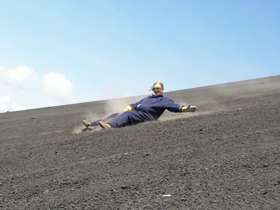 Glijd op een sandboard naar beneden van de Cerro Negro Vulkaan