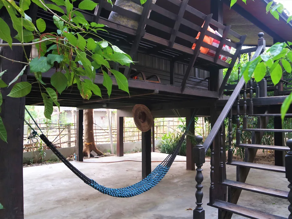 Kom tot rust in de hangmat bij de accommodatie Little Village, buiten Chiang Mai, Thailand