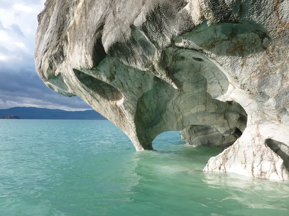 Kayak door de marmergrotten op Puerto Rio Tranquilo
