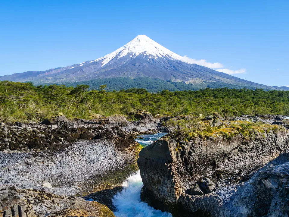 Petrohué stroomversnellingen met de Osorno vulkaan op de achtergrond, Chili