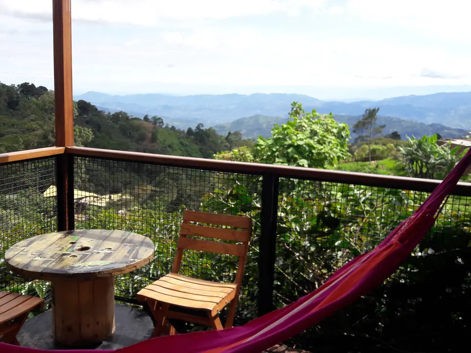 De groene omgeving vanaf de koffiefarm nabij Bogota