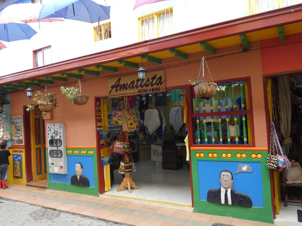 Een souvenirshop in een straat van Guatape