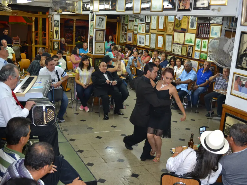 Colombiaanse tango dansers in de stad Medellín