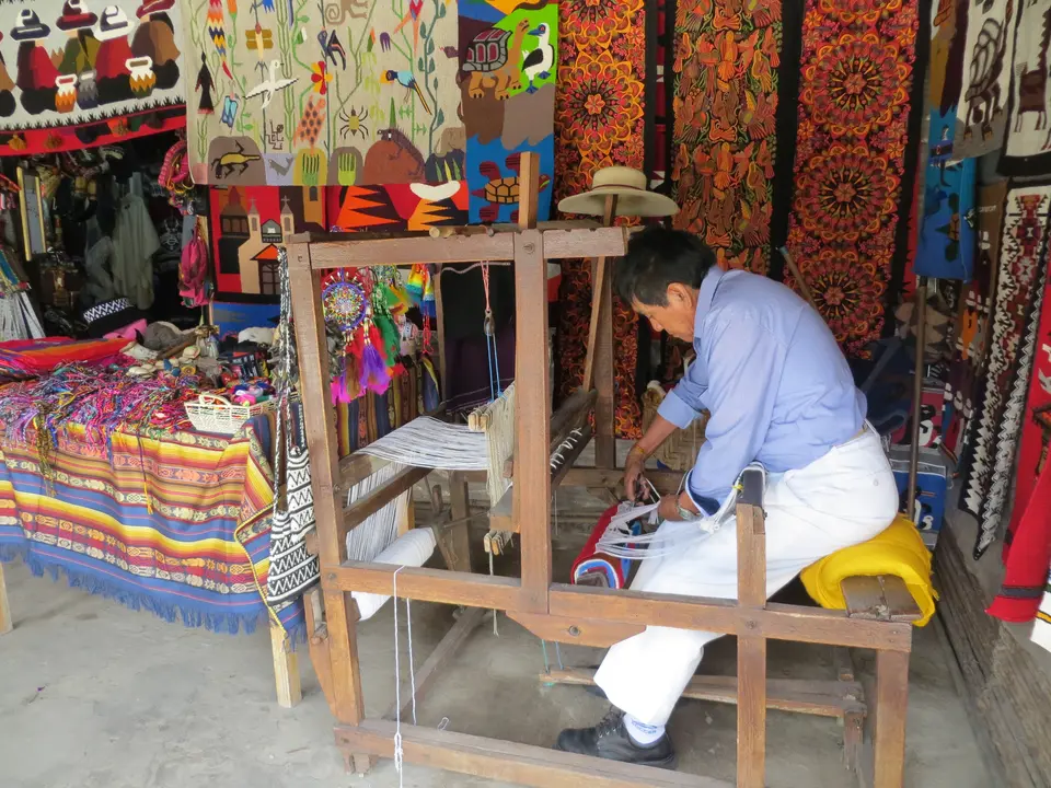 Locale man weeft kleden in Cayambe