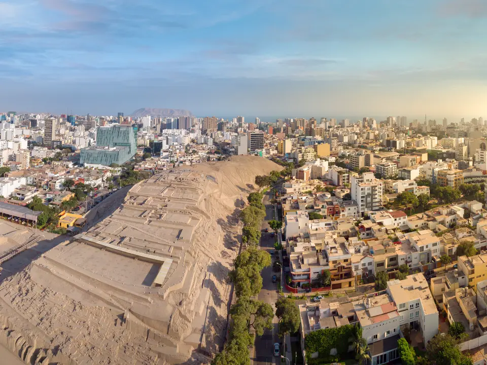 Huaca-Pucllana-archeological-complex-and-Miraflores-district-in-Lima(12)