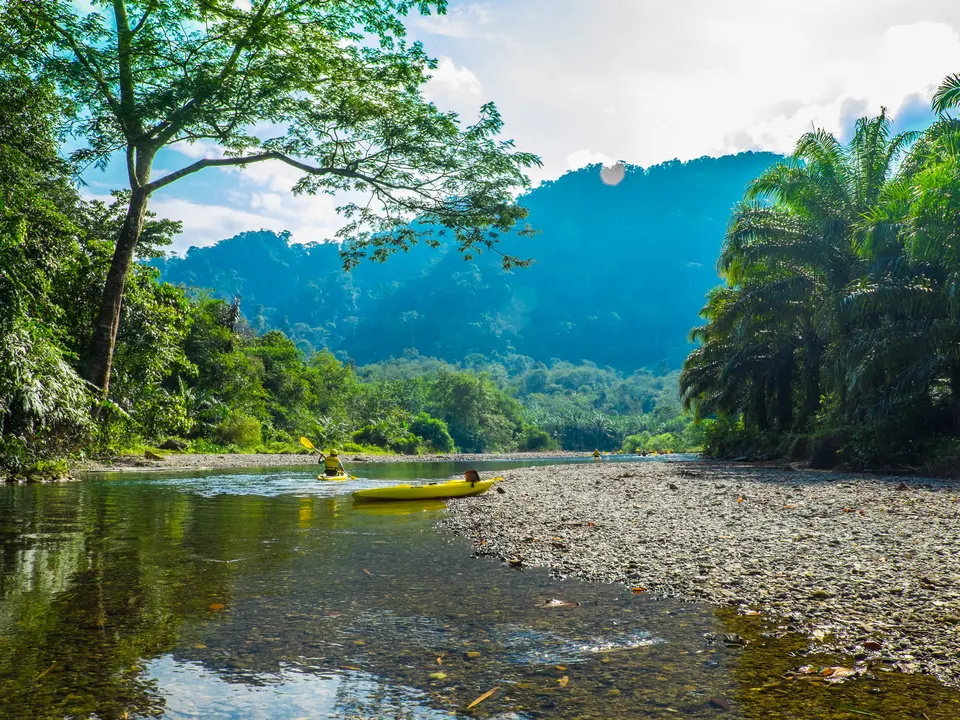 Indonesie-sumatra-bukit-lawang-kajak-in-mooie-omgeving