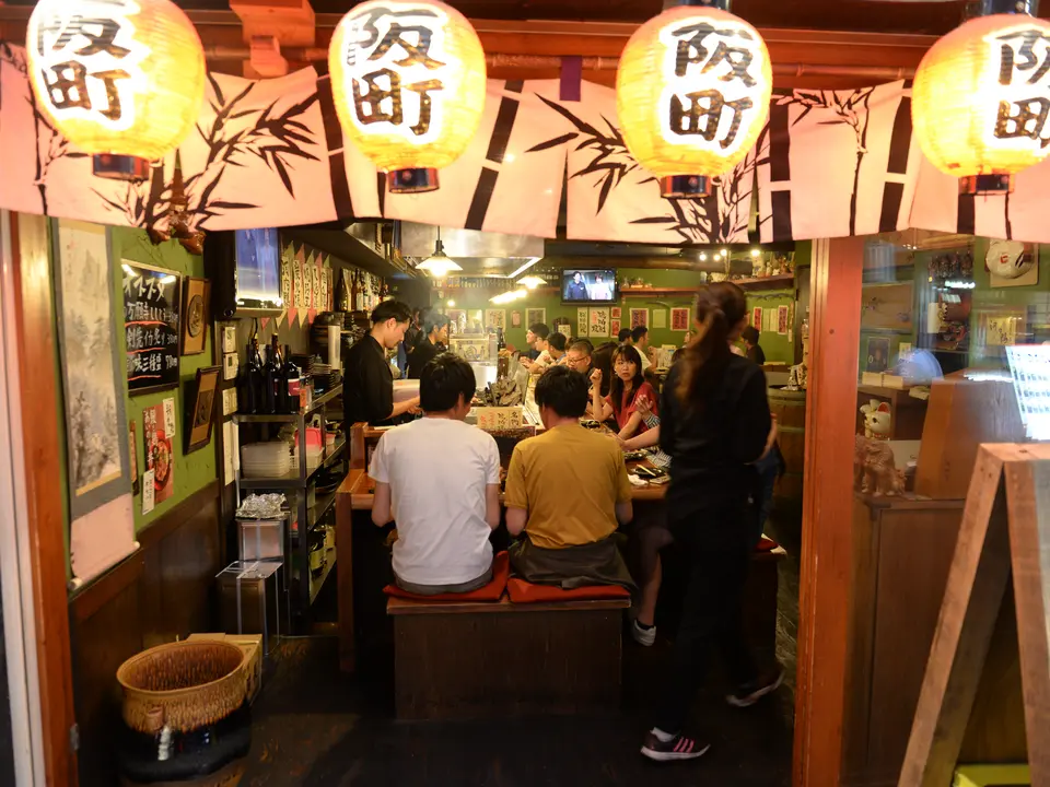 Een sushi-bar op de foodmarket in Osaka