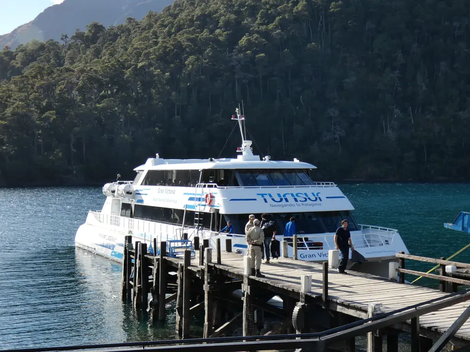 Aan boord van drie boten voor de overtocht over meren van Chili naar Argentinië