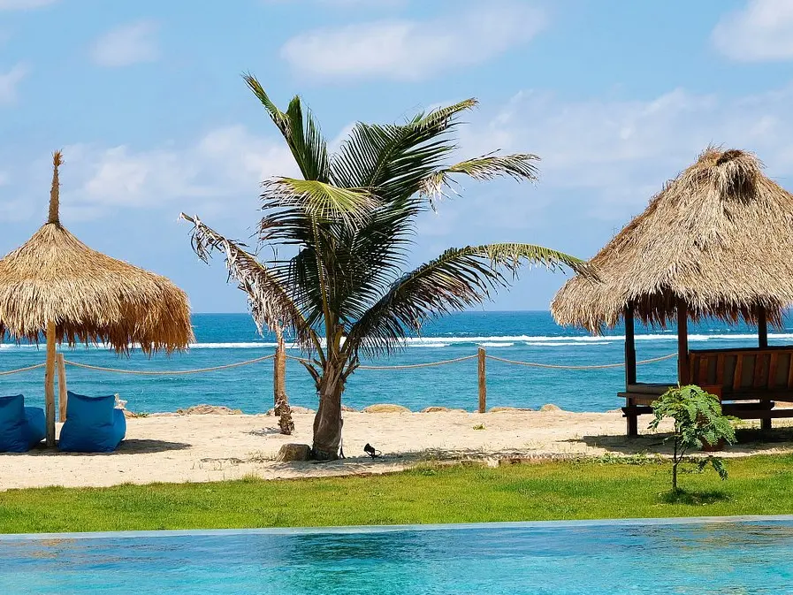 Ontspannen aan het Strand van Segara Beach bij Serangan, Lombok, Indonesië