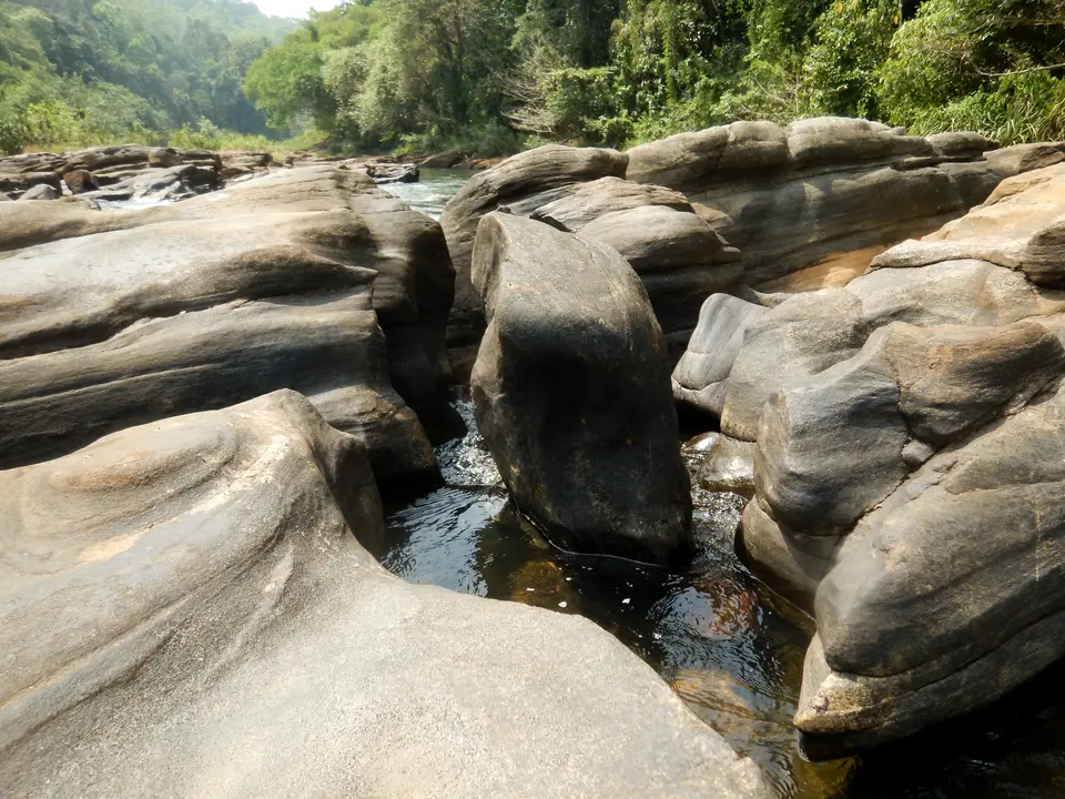 Rotsen bij Kelani-rivier, Sri Lanka