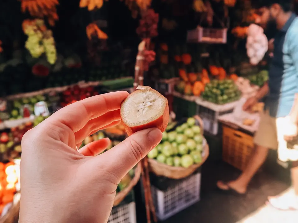 Proef van het fruit op de markt in Sri Lanka